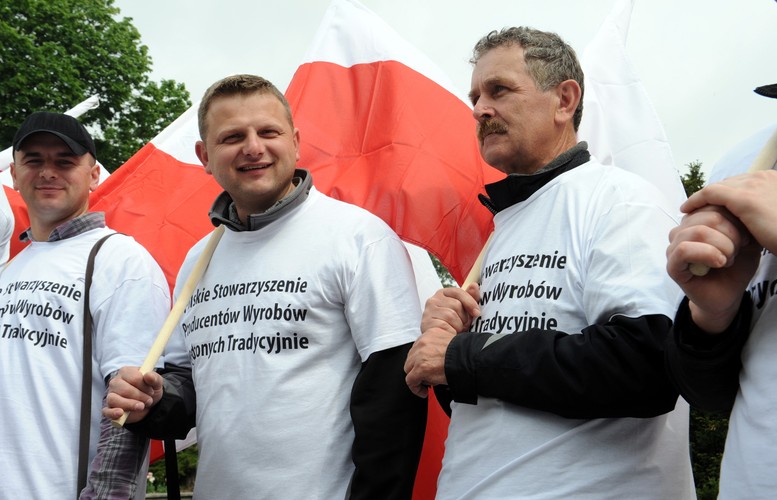 Protest producentów wędzonych wędlin przed Sejmem