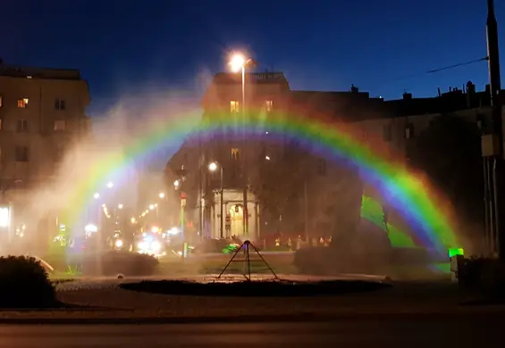 Tęcza wróciła na plac Zbawiciela! Piękna i odporna na podpalenia