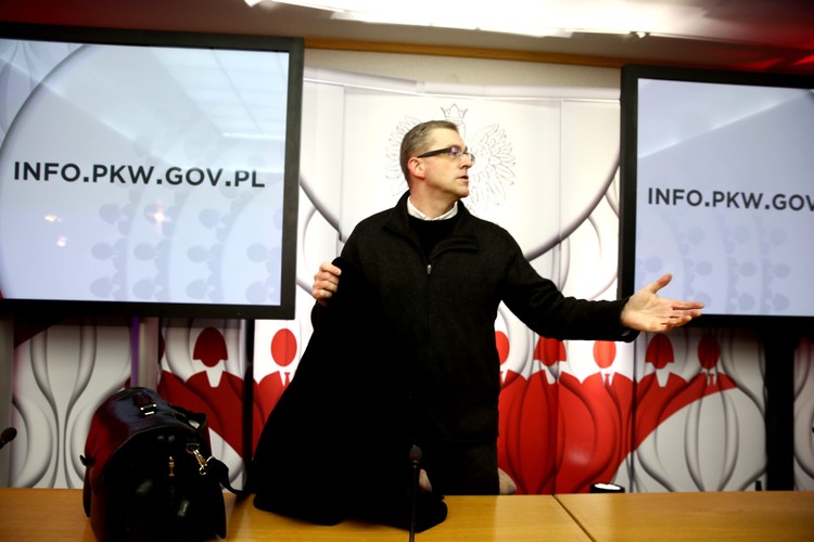 Reżyser Grzegorz Braun w grupie osób, która w trakcie manifestacji przed PKW wtargnęła do siedziby Państwowej Komisji Wyborczej