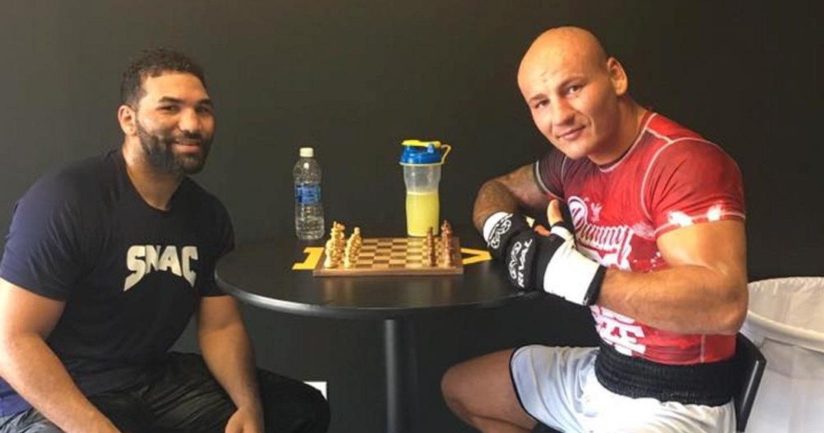 Artur Szpilka po treningu gra w szachy. Zaskakująca ...