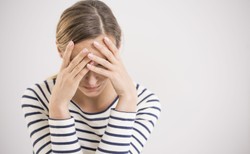 Pandemia COVID-19 potroiła liczbę dorosłych z objawami depresji