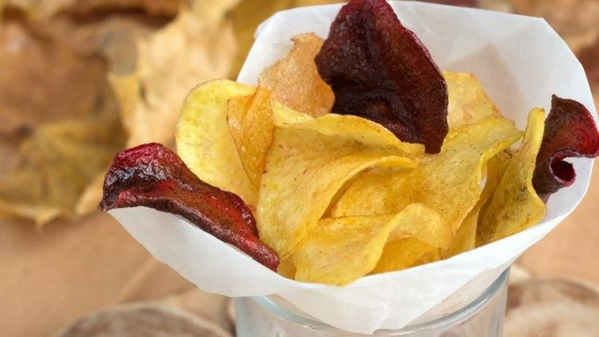 Domowe chipsy: chrupiąca przekąska domowej roboty. Zrobisz ją w piekarniku!