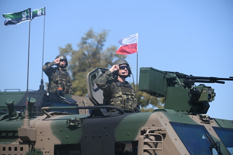 Warszawa, 15.08.2025. Defilada wojskowa na warszawskiej Wisłostradzie, w ramach obchodów Święta Wojska Polskiego, 15 bm. Tegoroczna defilada wojskowa odbywa się pod hasłem „Dziękujemy za Waszą służbę”