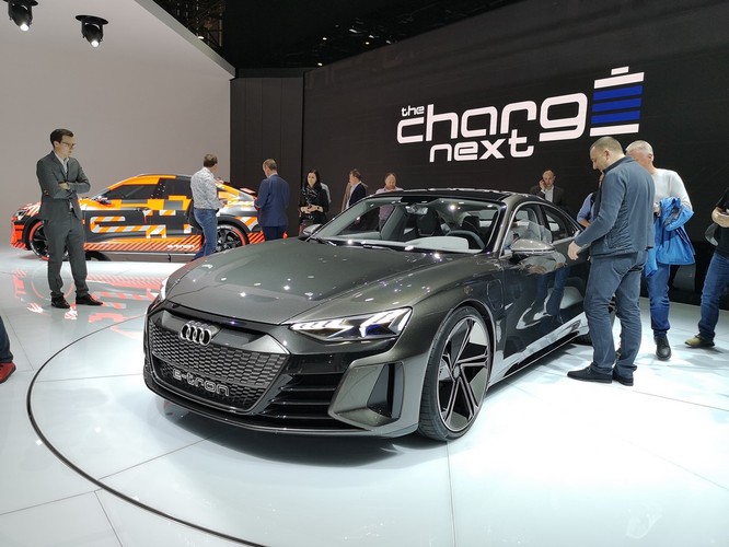 Gdy jeszcze kilka lat temu patrzyłem na dowolne nowe audi, to czułem, jakbym gapił się w pustą, białą ścianę – nic. Większość aut tej marki była beznamiętna jak seks z dmuchaną lalką. Teraz jest znacznie lepiej (np. nowe A6 czy Q8 są niczego sobie), a za chwilę będzie wspaniale. E-tron GT to prawdopodobnie następca modelu A7, ewentualnie jego rodzinny rywal. Dwa silniki elektryczne o łącznej mocy 590 koni zapewnią przyspieszenie do setki w 3,5 sekundy, a 200 pojawi się na prędkościomierzu już po 12 sekundach. Zasięg na jednym ładowaniu to ok. 400 km, ultraszybka 800-voltowa ładowarka ma napełniać baterie do 80 proc. w ciągu zaledwie 20 min. Włos się jeży na głowie. I nie tylko tam. Fot. Łukasz Bąk