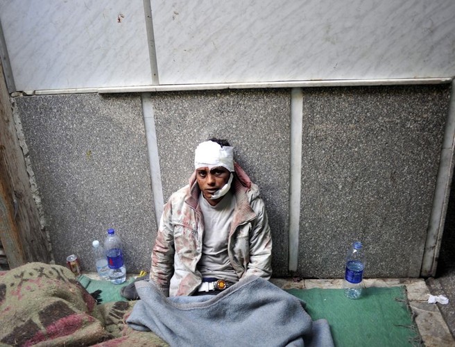 Ranny uczestnik protestów w Kairze odpoczywa w pobliżu meczetu przekształconego w centrum pomocy, luty 2011. Arabska wiosna przyniosła w Egipcie upadek Hosniego Mubaraka