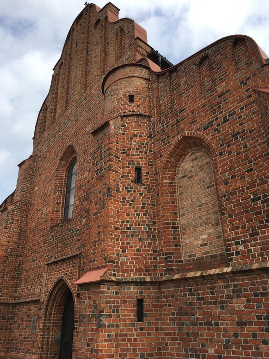 Tajemnice konińskiej fary - dołki i napisy na murach.