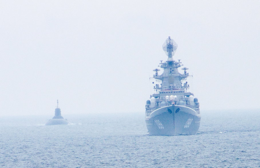 Rosyjski krążownik liniowy "Piotr Wielikij" i okręt podwodny TK-208 "Dmitrij Donskoj"