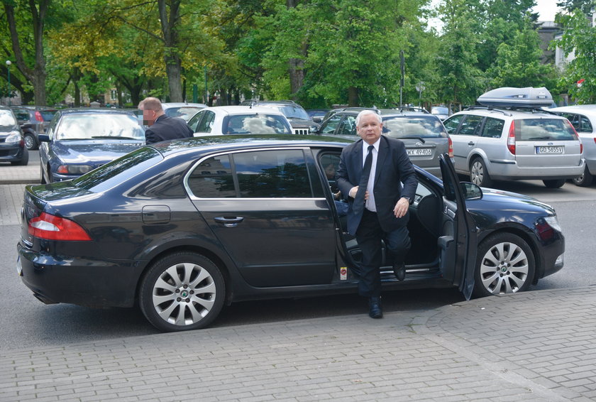 Samochody Kaczyńskiego. Kto mu je wybierał?