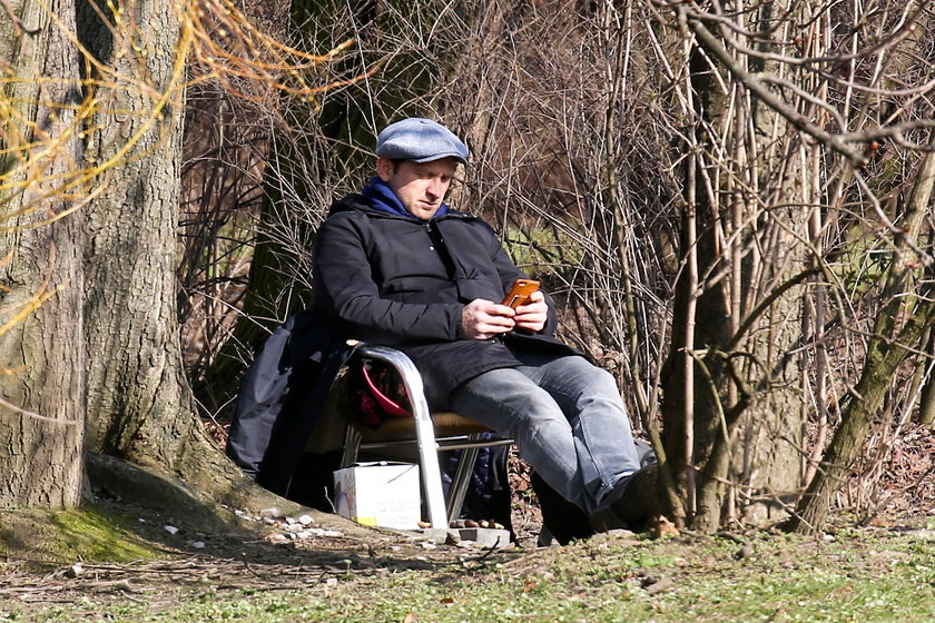 Borys Szyc z córką w parku