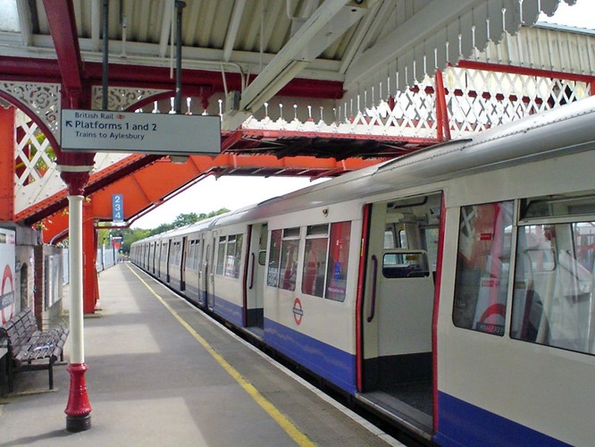 Amersham – ostatnia zelektryfikowana stacja. Odcinki metra znajdujące się na północny zachód od Rickmansworth zostały zelektryfikowane jako ostatnie z całej sieci, a mianowicie 12 września 1960 roku. Ostatni pociąg napędzany parą kursował tutaj 10 września 1961 roku. źródło: flickr,CC BY-NC-SA 2.0, diamond geezer