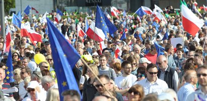 Dziwna praktyka policji. Prześwietla, kto woził na KOD!