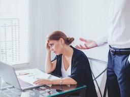 Szkoda, że z importu. Kim Scott, „Toksyczne miejsce pracy. Jak skutecznie walczyć z uprzedzeniami, stereotypami, tyranią czy mobbingiem” [RECENZJA]