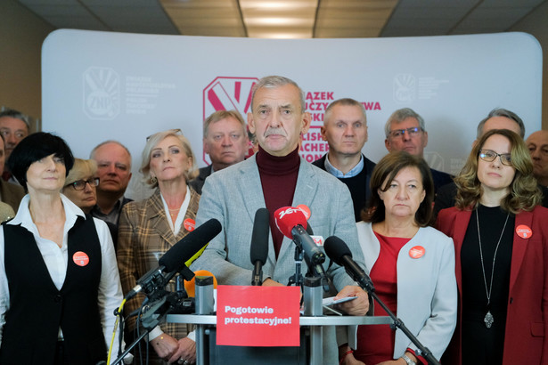 Warszawa, 19.09.2022. Prezes Związku Nauczycielstwa Polskiego Sławomir Broniarz (C) podczas konferencji prasowej po posiedzeniu Zarządu Głównego ZNP w siedzibie związku w Warszawie, 19 bm. Spotkanie dotyczyło kalendarza działań protestacyjnych. (mr) PAP/Mateusz Marek ***Zdjęcie do depeszy PAP pt. Szef ZNP: W październiku w Warszawie powstanie edukacyjne miasteczko***