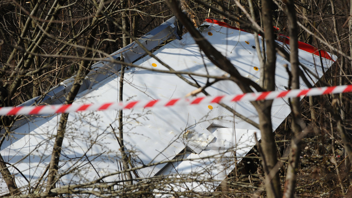 - Zapisy rozmów są ważnym elementem badania katastrofy, natomiast nie są elementem przesądzającym. Stanowią przesłankę, trop. Pokazują na przykład, w jakim stanie psychicznym była załoga i osoby znajdujące się w kokpicie - tak Grzegorz Hołdanowicz, ekspert ds. lotnictwa, redaktor naczelny miesięcznika "RAPORT-wto", studzi oczekiwania na sensacje, mające wyniknąć z nowo odczytanych fragmentów rozmów w rządowym Tu-154M, który rozbił się 10 kwietnia pod Smoleńskiem.