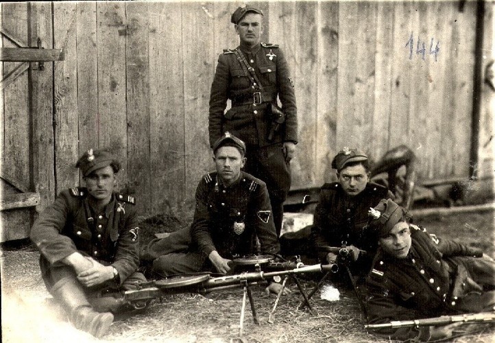 Żołnierze Wyklęci - zdjęcia w umundurowaniu polowym.