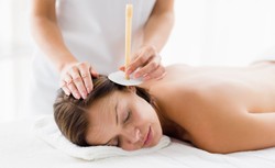 Świecowanie uszu. Na co pomaga ten zabieg?