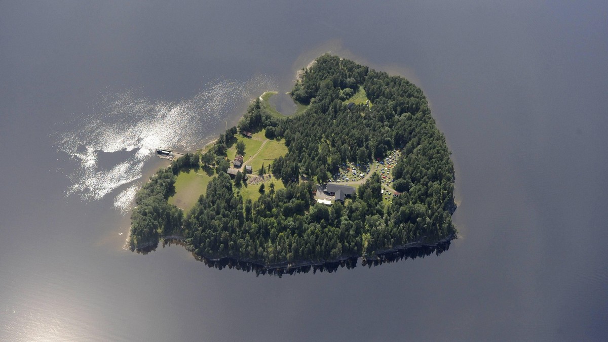 Sprawca podwójnego zamachu w Norwegii z 22 lipca, Anders Behring Breivik, wziął w sobotę udział w policyjnej rekonstrukcji strzelaniny na wyspie Utoya, ok. 40 km od Oslo. Zginęło tam 69 osób, uczestników obozu młodzieżowego Partii Pracy.