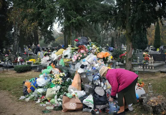 Wyliczają, ile odpadów generuje się na grobach. "Skala jest ogromna"