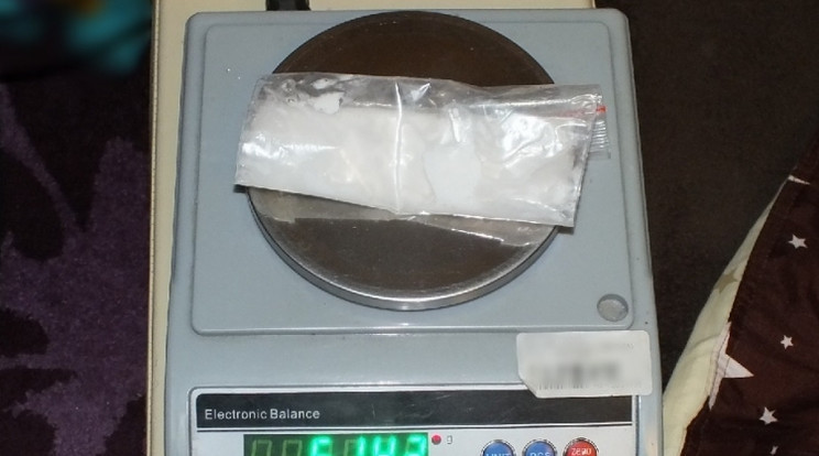 A belvárosi nyomozók több mint egy kilogramm kábítószergyanús anyagot foglaltak le. /Fotó: Police.hu