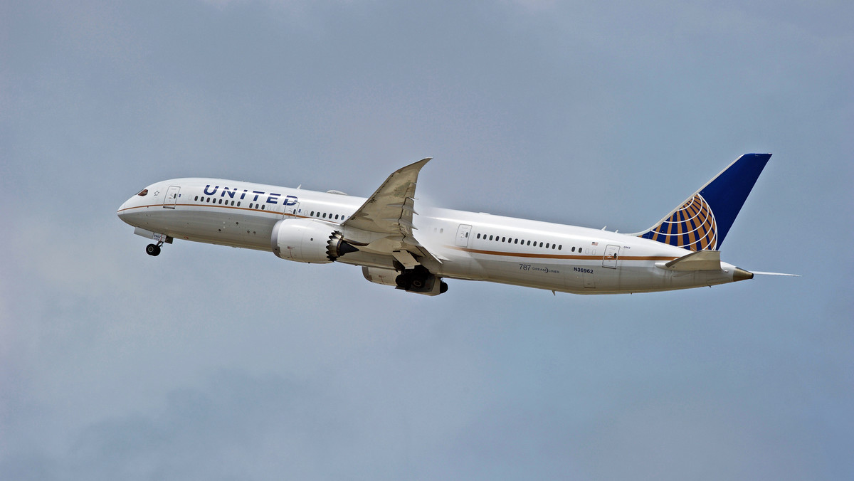 Podczas lądowania samolot linii United Airlines wpadł w tak silne turbulencje, że prawie wszyscy na pokładzie mieli torsje.