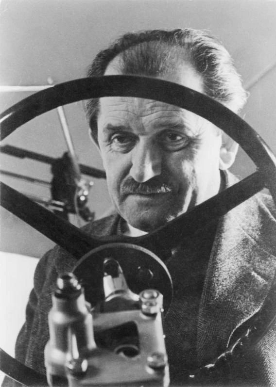 Ferdinand Porsche przy pracy, 1940 r. Człowiek, którego nazwisko jest synonimem motoryzacyjnego luksusu pracował wtedy na rzecz nazistowskich Niemiec