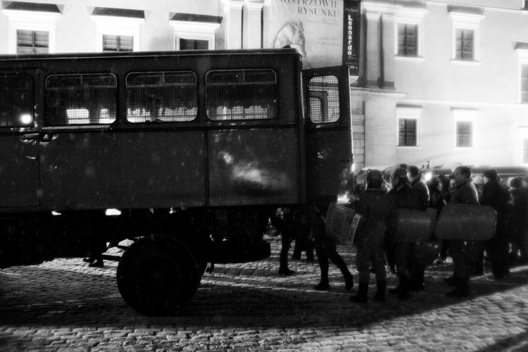 Rekonstrukcja walk z ZOMO na Placu Zamkowym