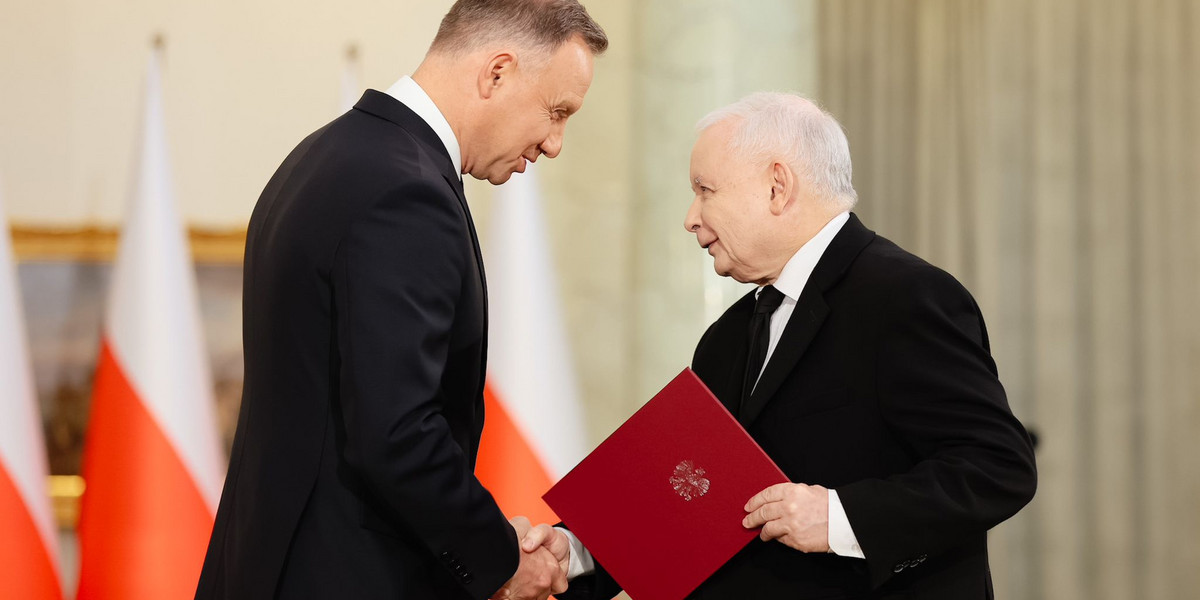 Jarosław Kaczyński odbiera nominację z rąk prezydenta.