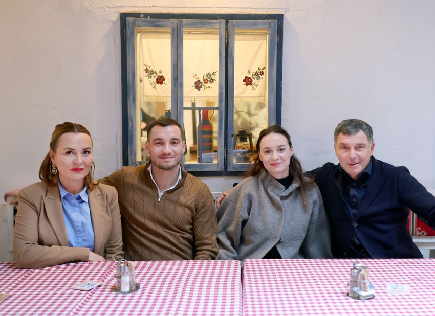 A sada idealan par broji četiri osobe: ćerka Maja se takođe pridružila porodičnom biznisu, sa svojim veoma korisnim znanjem o društvenim mrežama.