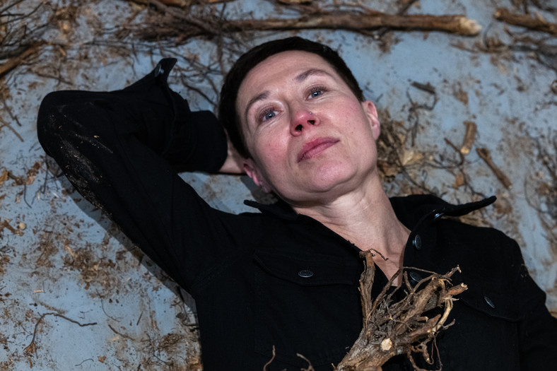 Joanna Rajkowska w przestrzeni wystawy "Rhizopolis", Zachęta — Narodowa Galeria Sztuki (2021)