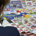 Polacy zanurzeni w gazetkach. Inflacja wymusza poszukiwanie okazji