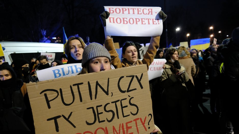 Demonstracja poparcia dla Ukrainy przed budynkiem ambasady Rosji w Warszawie. Początkowa grupa kilkuset osób wieczorem urosła do kilku tysięcy. 