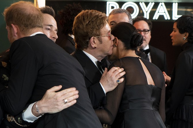 Megan Markl i Hari sa Eltonom Džonom i Dejvidom Furnišem, u novembru 2019. u Londonu na premijeri "The Lion king"