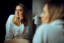 Zasypianie w makijażu to nie tylko zatkane pory. Tak brak demakijażu wpływa na zdrowie skóry