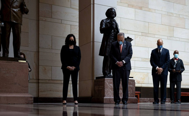 United States Senate Minority Leader Chuck Schumer (Democrat of New York) and members of the US Senate Democratic Caucus including US Senator Kamala Harris (Democrat of California), US Senator Cory Booker (Democrat of New Jersey), and US Senator Patrick Leahy (Democrat of Vermont) gather for a moment of silence to commemorate the life of George Floyd, Ahmaud Arbery and Breonna Taylor and to stand in solidarity with Americans all across the country peacefully protesting racial injustice in the Emancipation Hall of the Capitol Visitor Center on Capitol Hill in Washington, District of Columbia on Thursday, June 4, 2020. United States Senate Minority Leader Chuck Schumer (Democrat of New York) stands beside the statue of Frederick Douglass before an event to commemorate the life of George Floyd, Ahmaud Arbery and Breonna Taylor and to stand in solidarity with Americans all across the country peacefully protesting racial injustice in the Emancipation Hall of the Capitol Visitor Center on Capitol Hill in Washington, District of Columbia on Thursday, June 4, 2020. Credit: Ting Shen / CNP/AdMedia Dostawca: PAP/AdMedia