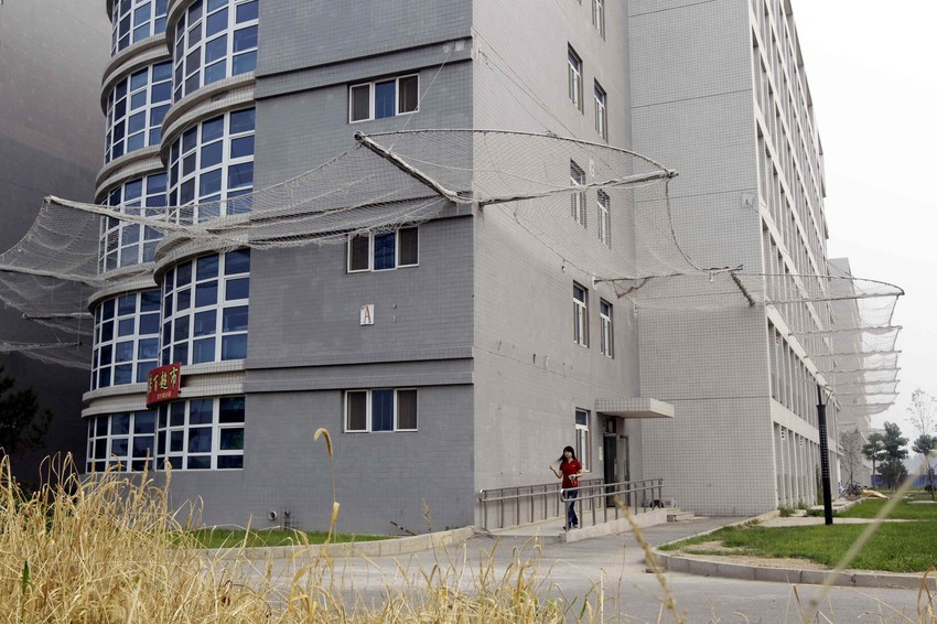 Menadžment fabrike je na spavaonice postavio mreže kako bi sprečili radnike da se ubiju skokom sa krova