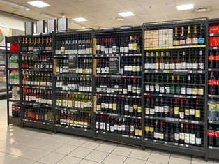 Zakaz sprzedaży alkoholu w każdej gminie. Prohibicja może objąć cały kraj. Reklam piwa też już nie zobaczysz. Projekt popiera marszałek Szymon Hołownia