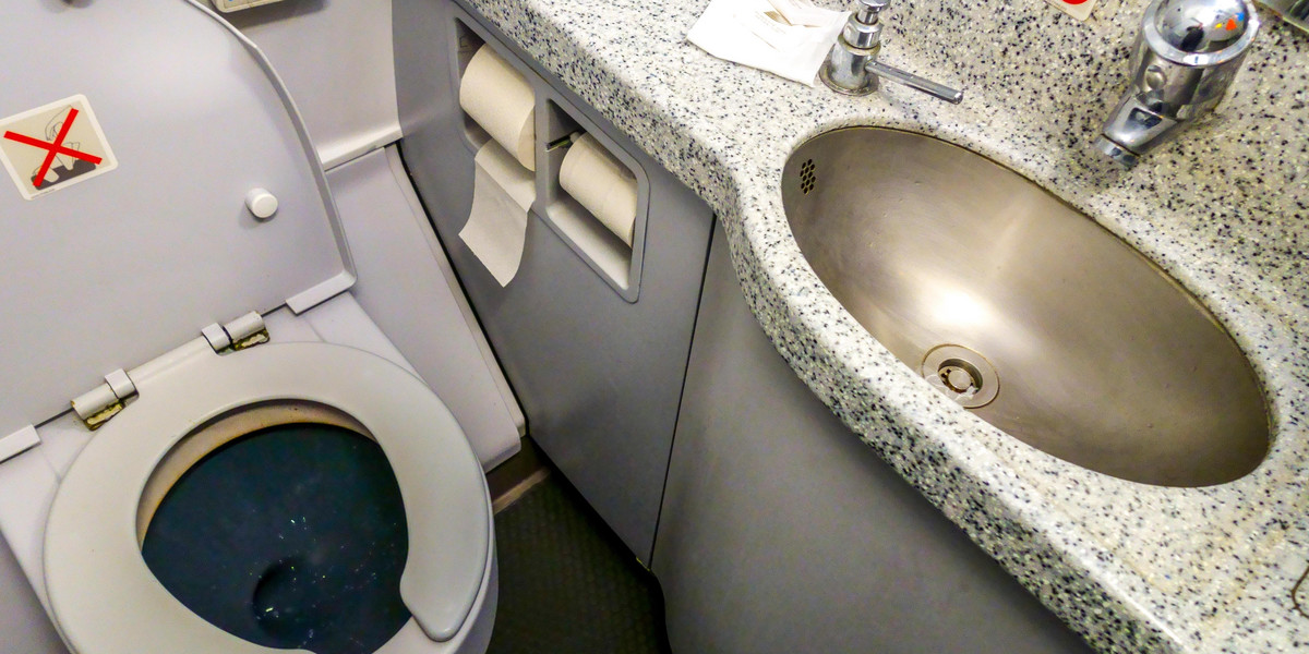 USA: Poszła do toalety w samolocie. Znalazła... ukrytą kamerę!