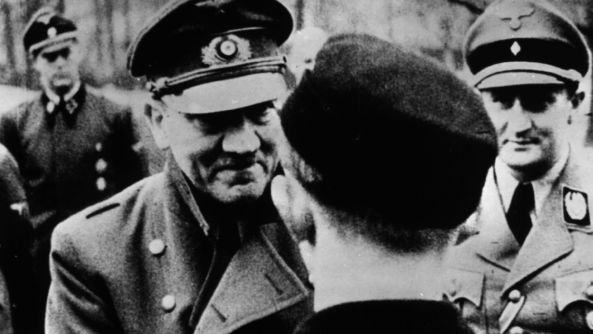 Historyk Volker Ullrich, autor biografii Adolfa Hitlera, opowiada o nim jako człowieku, o zdolnościach politycznych tego dyktatora, jego zamiłowaniu do luksusu i antysemityzmie jako sednie jego osobowości.
