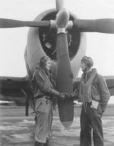 Kapitan Walker Melville ”Bud”  Mahurin (na fot. z lewej), latając w 56. FG w okresie sierpień 1943 - marzec 1944 roku. Uzyskał  na myśliwcu P-47 Thunderbolt  20 i 3/4 zestrzeleń pewnych, trzy prawdopodobne i jedno uszkodzenie. Dwa pierwsze z nich odniósł 17 sierpnia, meldując strącenie dwóch Fw 190, w tym najprawdopodobniej maszyny, w której poległ major Wilhelm-Ferdinand „Wutz” Galland, który miał wówczas na koncie 53 zwycięstwa powietrzne (w tym siedem przeciwko bombowcom B-17 oraz cztery przeciwko P-47) uzyskanych w 186 lotach bojowych.