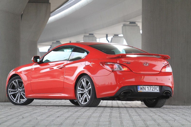 Hyundai Genesis Coupe czerwony palacz gumy