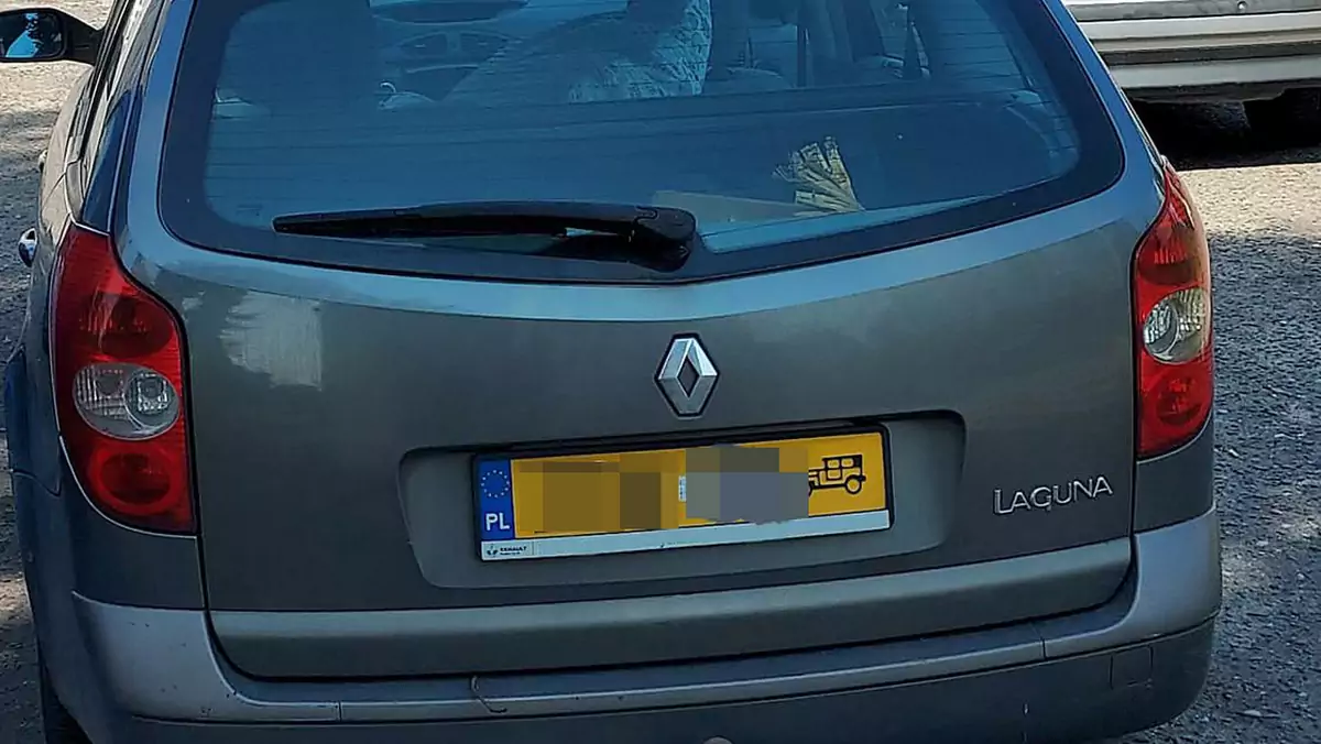 Renault Laguna II z żółtymi tablicami rejestracyjnymi