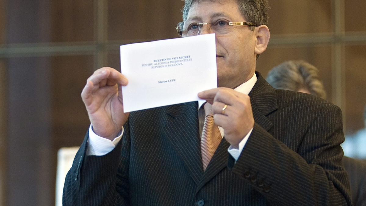 Trybunał Konstytucyjny Mołdawii zalecił p.o. prezydenta Mihaiowi Ghimpu rozwiązanie parlamentu i rozpisanie nowych wyborów parlamentarnych - trzecich od kwietnia 2009 roku.
