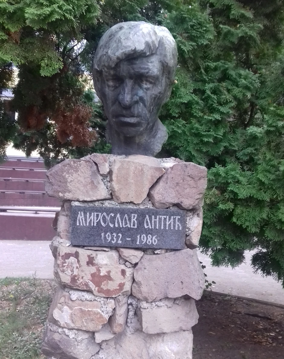 Spomenik Miki Antiću u Mokrinu