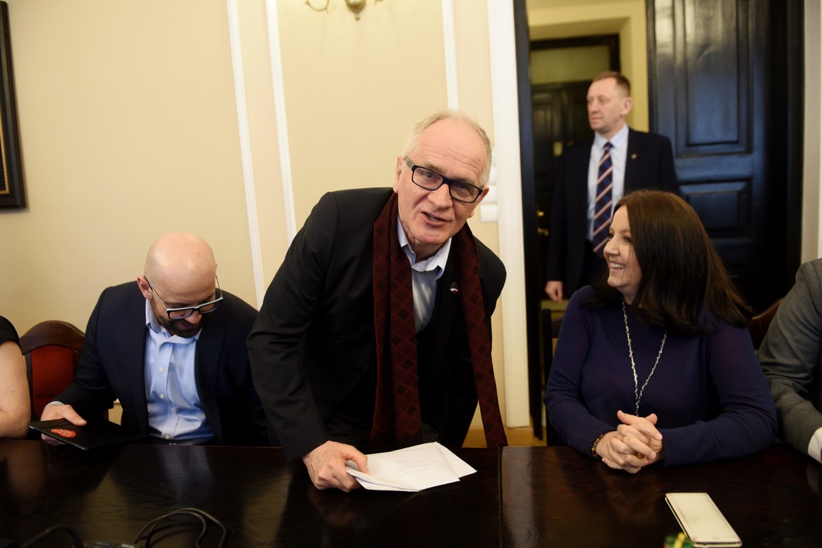 Czabański przypomniał też, że obecne rady nadzorcze mediów publicznych (oprócz PAP) zostały powołane jeszcze przez ministra skarbu państwa, któremu wcześniej podlegały te spółki