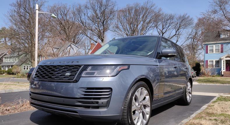 The 2019 Range Rover HSE P400e plug-in hybrid arrived at our suburban New Jersey test center wearing a handsome Byron Blue Metallic paint job.