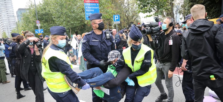 Aktywiści na ulicach w centrum Warszawy. Policja wkroczyła do akcji