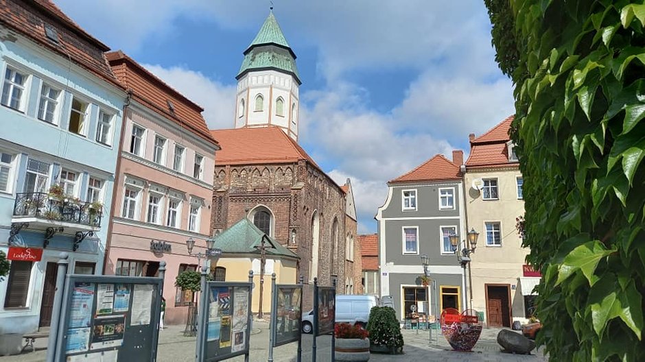 Kożuchów rynek. Widoczna wieża pochodzi z kościoła Matki Boskiej Gromnicznej