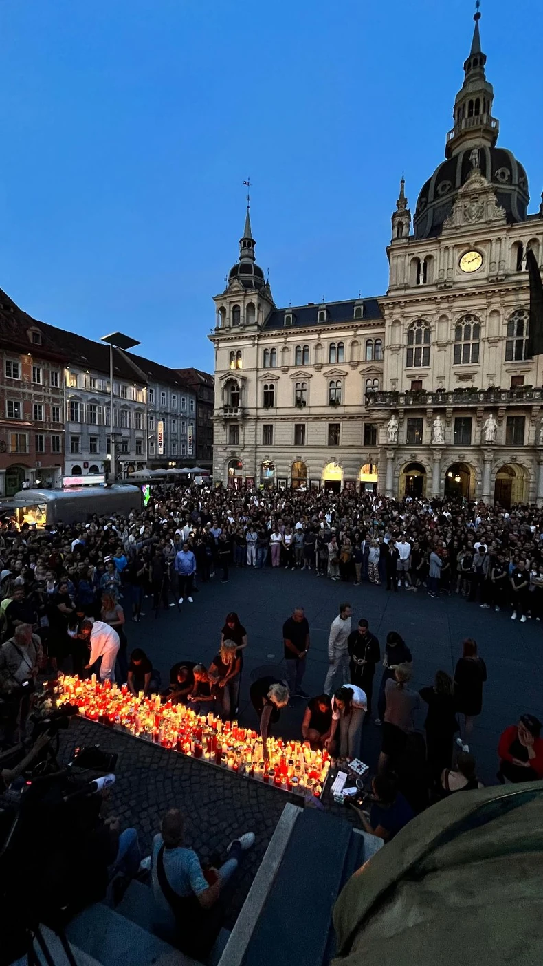 Građani odaju počast žrtvama u Gracu