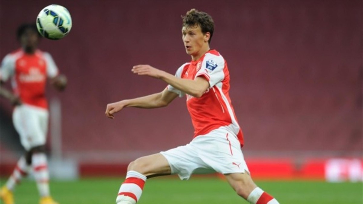 Krystian Bielik w wypowiedzi dla oficjalnej strony Arsenalu przyznał, że gra w młodzieżowej drużynie The Gunners pomaga mu w fizycznej adaptacji do angielskiej piłki. Mimo siedemnastu lat Polak występuje w ekipie U-21. Były gracz warszawskiej Legii powiedział także parę słów na temat zmiany przez niego pozycji.