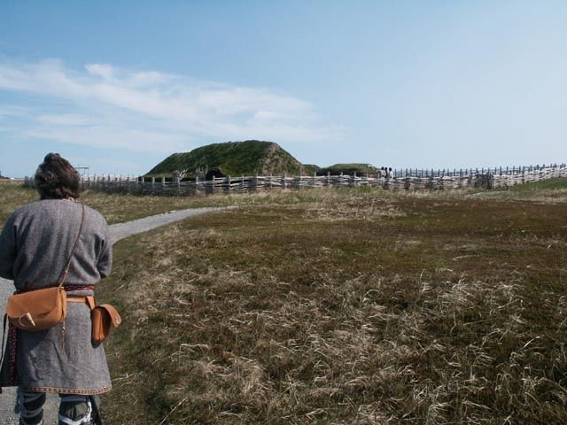 Rekonstrukcja skandynawskiego osadnictwa na terenie Nowej Fundlandii (domena publiczna)